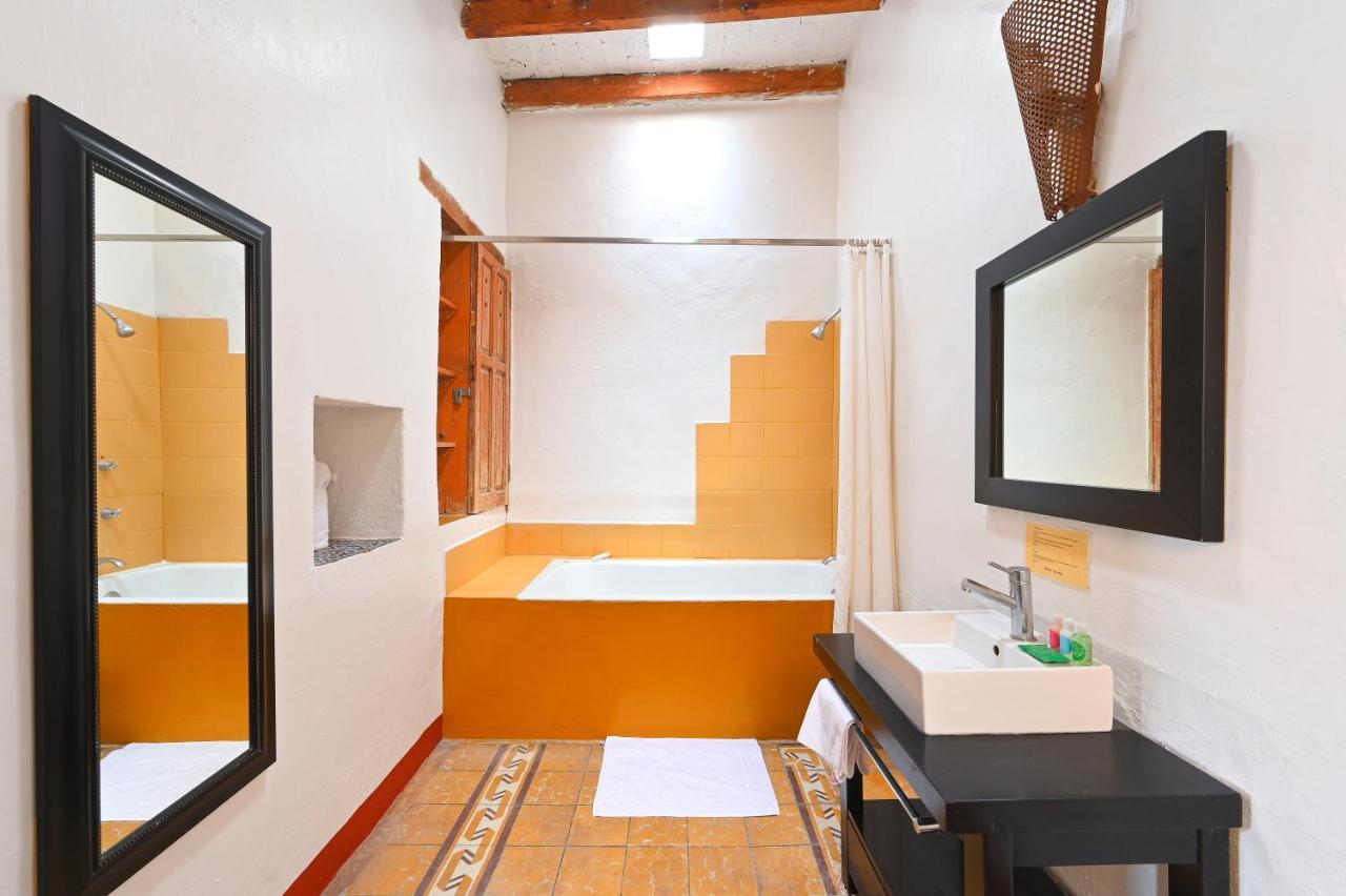 Habitación con cama extragrande.