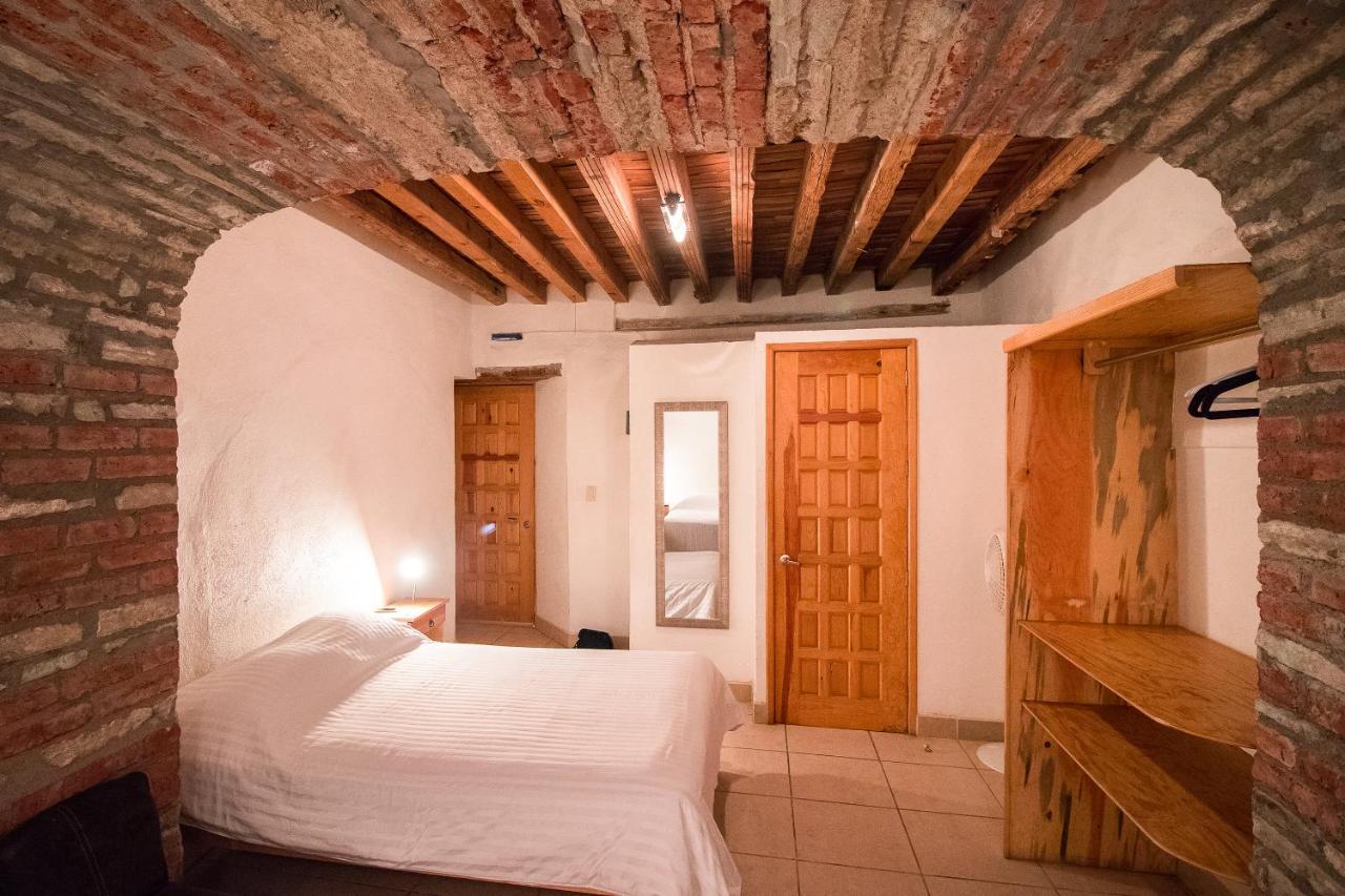 Habitación con cama grande