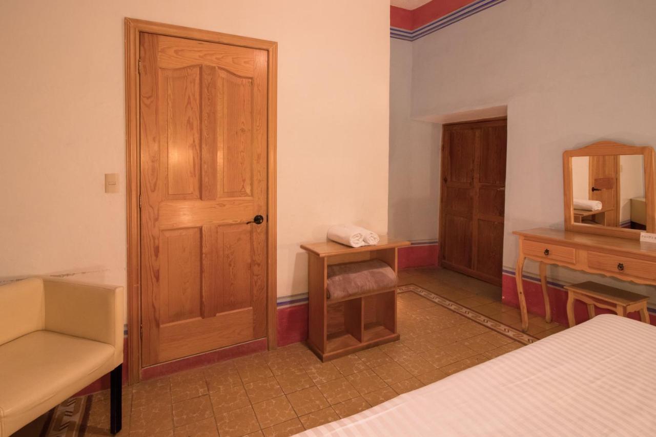 Habitación con cama extragrande y balcón
